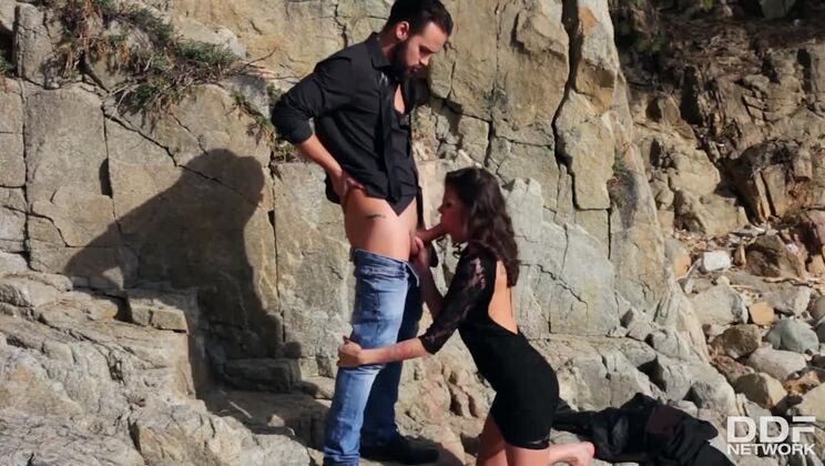[OnlyBlowjob] - Verona Sky gives VIP distraction with outdoor BJ - Verona Sky