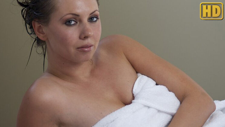[SelfDesire] - Darla Gets Wet - Darla