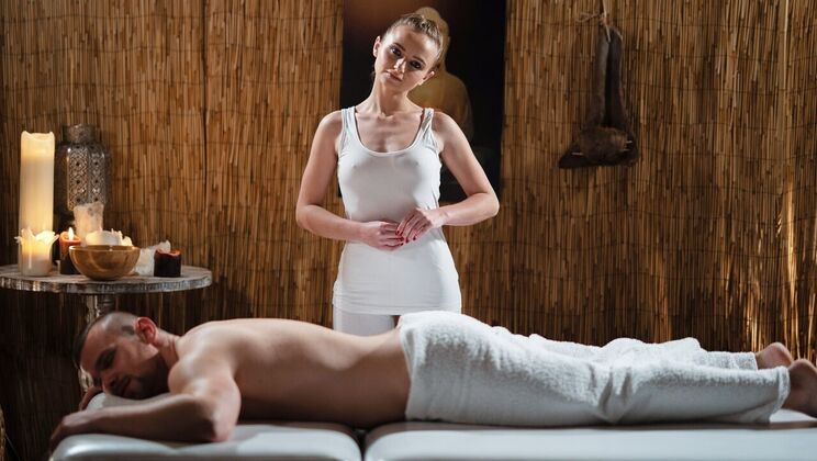 [MassageRooms] - Oiled Masseuse Gets Pussy Licked and Fucked