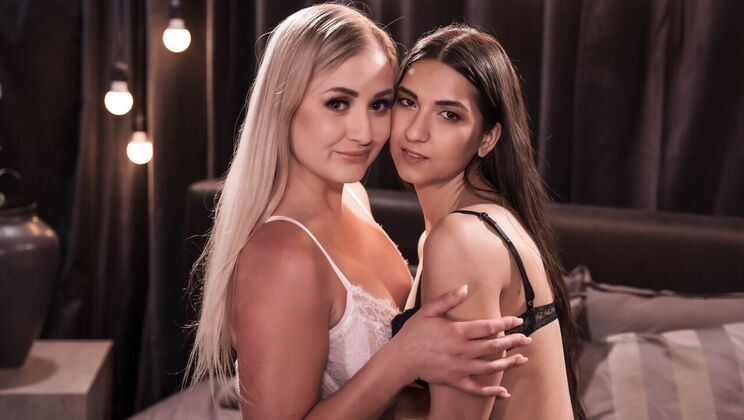[Lesbea] - Moona Snake and Cayla Lyons: Lesbian Face Sitting - Cayla Lyons - Moona Snake
