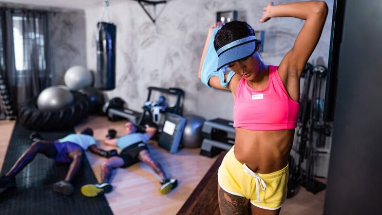 [FitnessRooms] - Wild Interracial Threesome with Teen