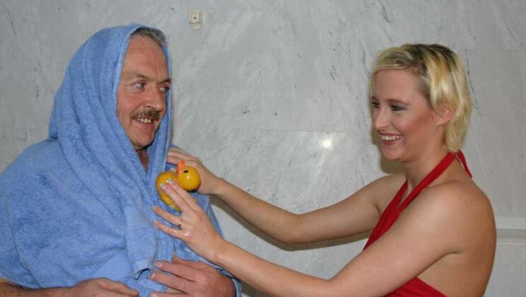 [Oldje] - Short Hair Blonde Gets Washed - Gustavo - Irenne