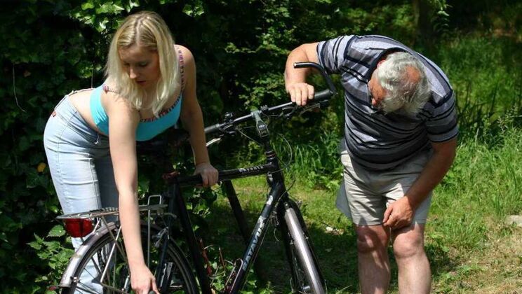 [Oldje] - Susan Gives Blowjob to Gustavo Outdoors - Susan - Gustavo