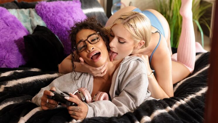 [HotGirlsGame] - Amateur Blondes Get Anal Play