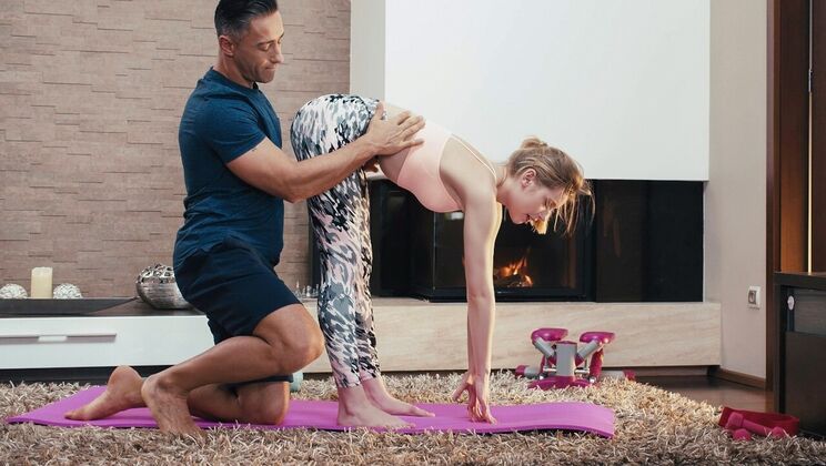 [Brazzers] - Short Hair Yoga Babe Gets Creampie In Cowgirl - Mugur - Freya Mayer